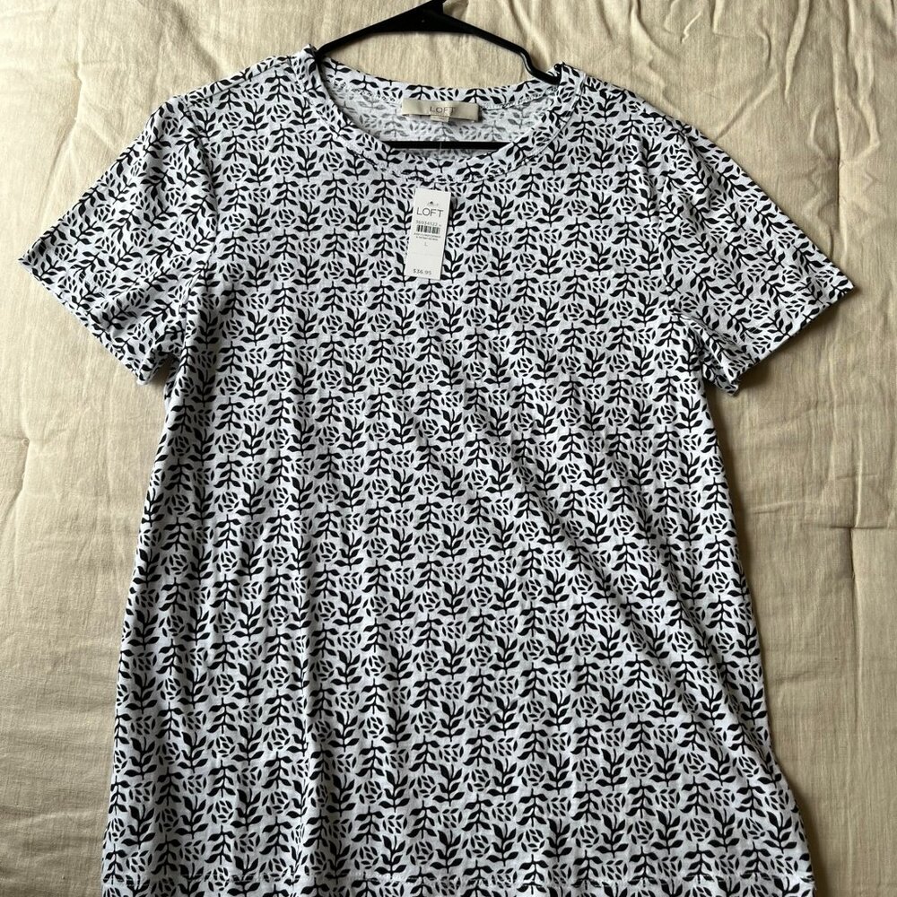Women's short sleeved, printed top.